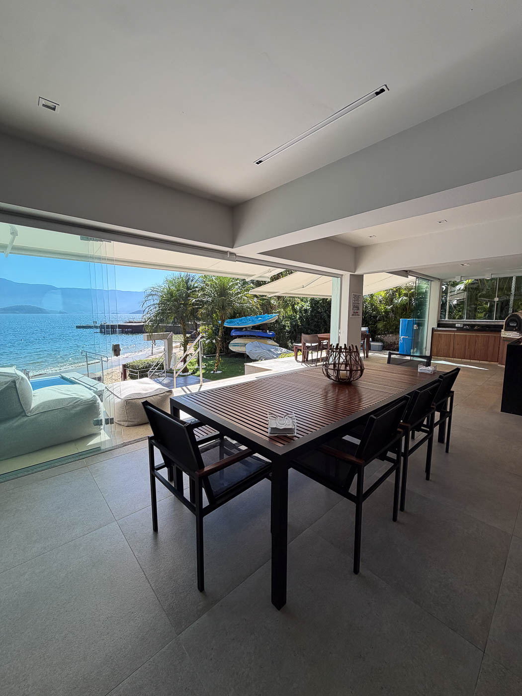 Espaço gourmet da casa pé na areia em Angra