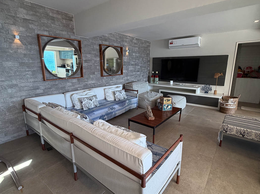 Sala de estar da casa com seis suítes em Angra