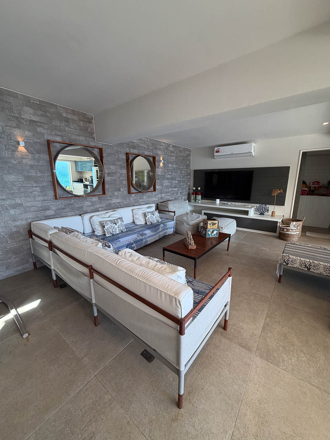 Sala de estar da casa com seis suítes em Angra