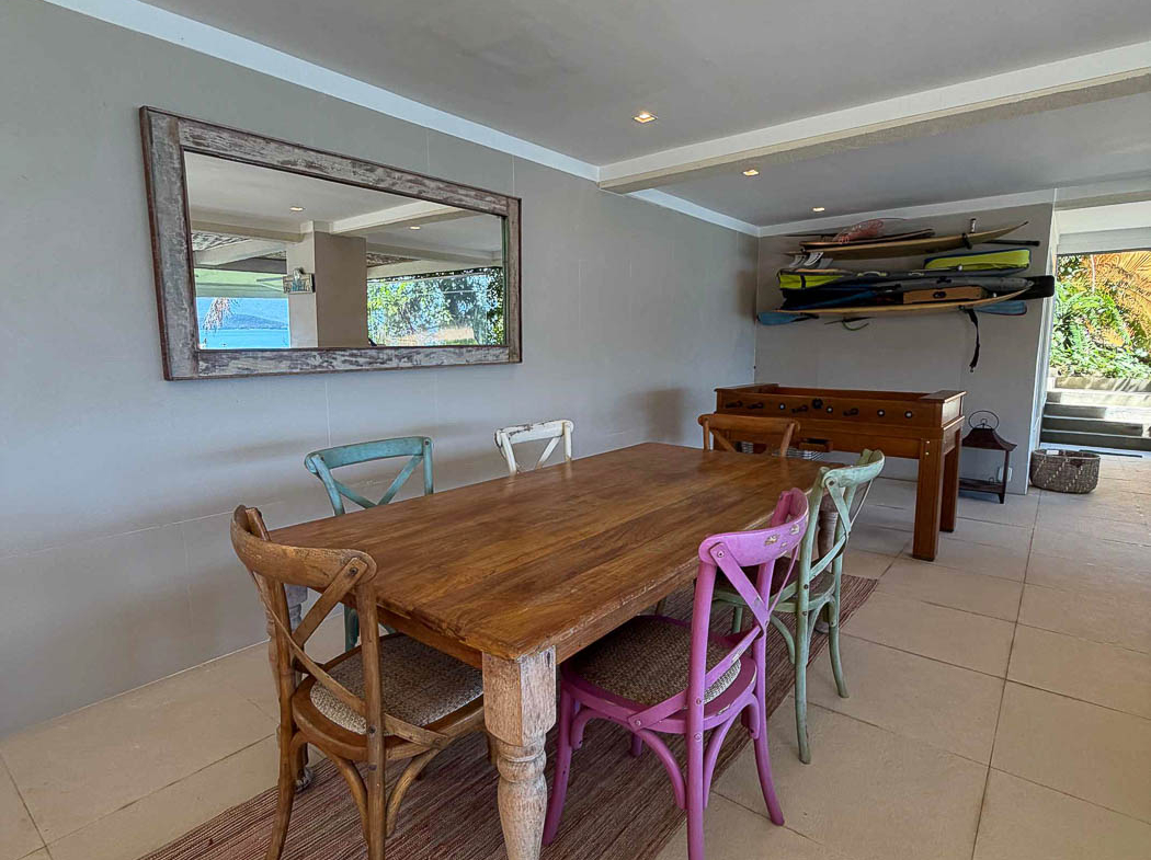 Sala de jantar localizada na varanda da residência