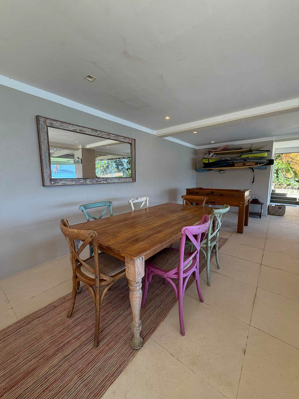 Sala de jantar localizada na varanda da residência