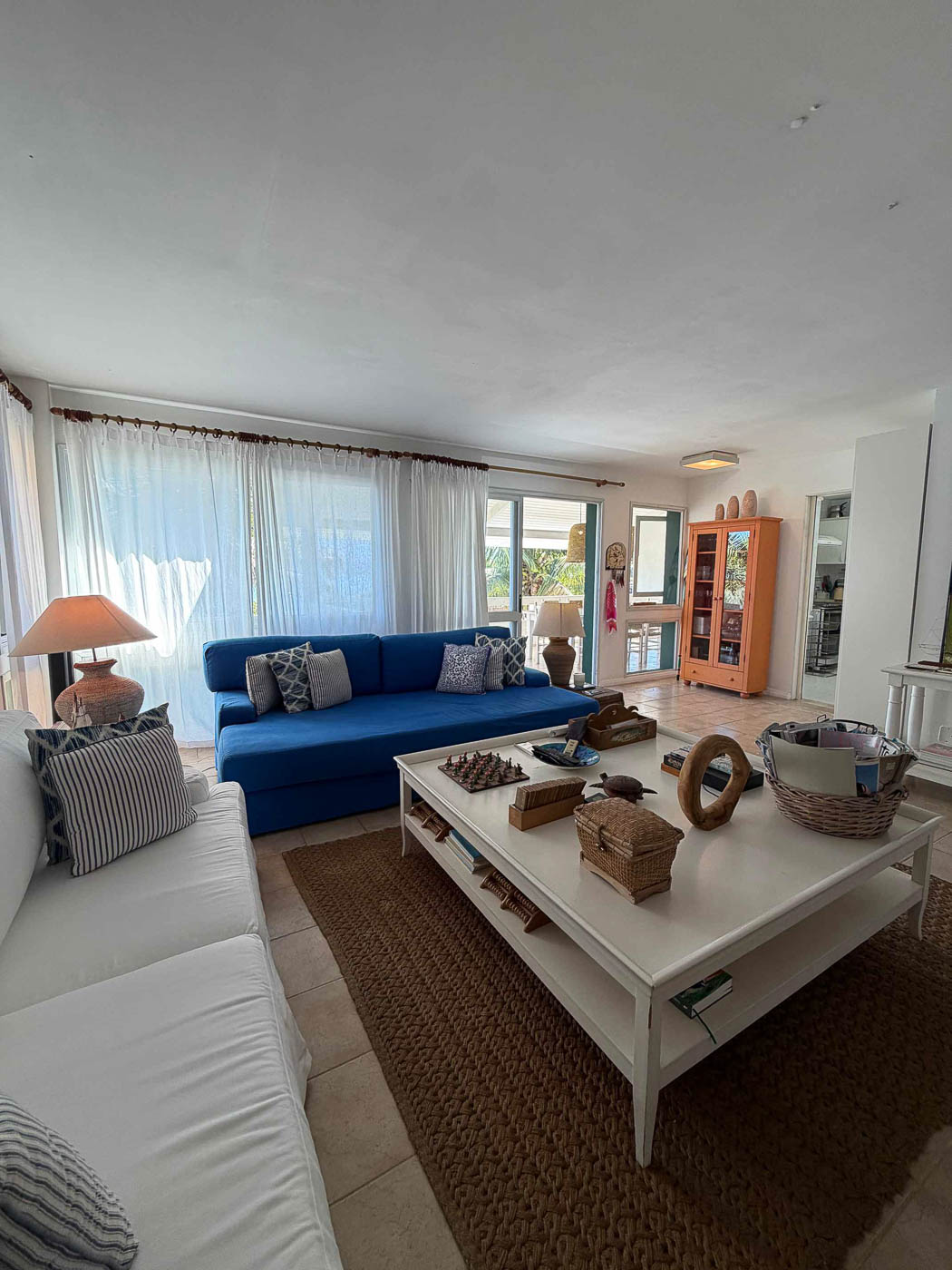 Sala de estar ampla da residência no Vilas do Tanguá