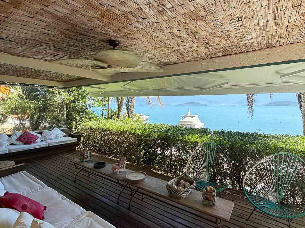 Varanda integrada ao salão da casa em Angra