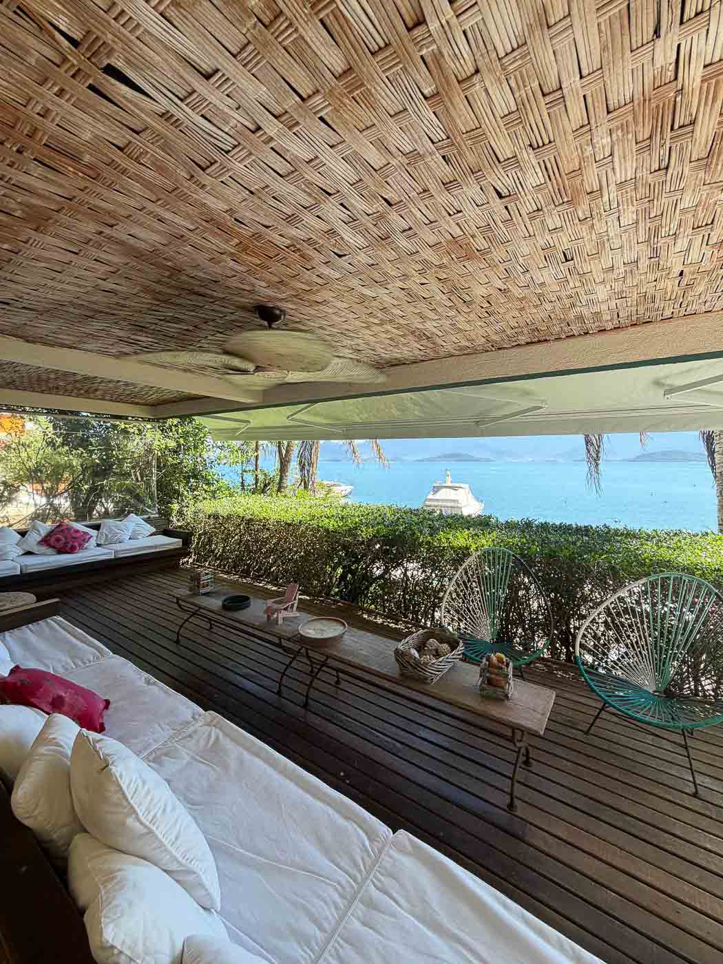 Varanda integrada ao salão da casa em Angra